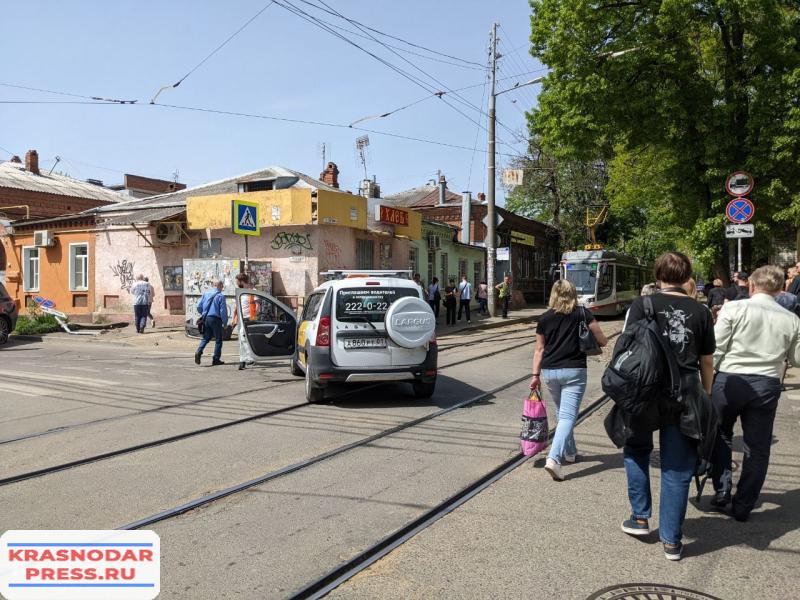 В Краснодаре В Дтп На Трамвайных Путях Сбили Дорожный Знак